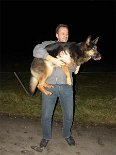 DSC00875 Yuma züngelt auch...und wird von Willi gezügelt!! Die Henne ist kaum zu halten und nimmt hier eine Zwangspause ein.