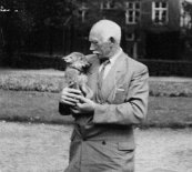 09saarloos_met_fleur Leendert Saarloos mit Wölfin Fleur als Welpe