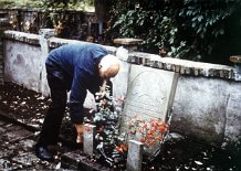 100SaarloosGrabFleur Leendert Saarloos am Grab von Fleur und Gerard