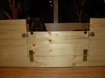 DSC02146 Die Klappe ist mit zwei Scharnieren befestigt. Oben sind zwei Riegel angebracht, mit der man die Klappe verriegeln kann.